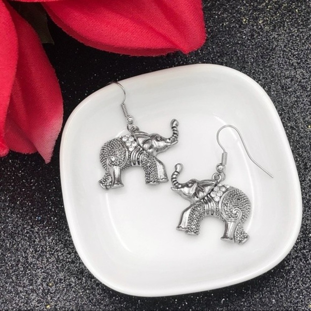 🌼 Rhinestone Elephant Silver Tone Dangle Earrings